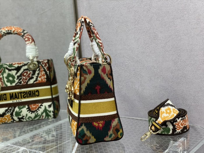 Handbag   Dior  size  24 cm