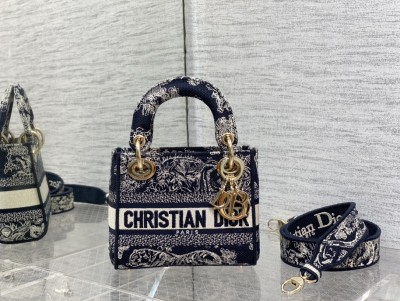 Handbag   Dior  size  𝟏𝟕 𝐜𝐦