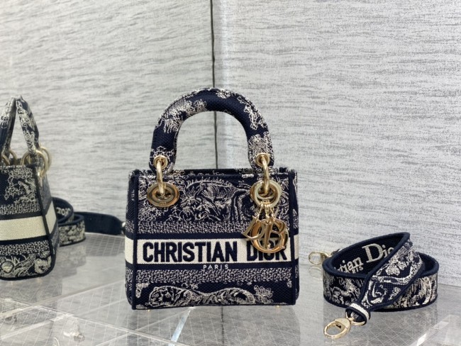 Handbag   Dior  size  𝟏𝟕 𝐜𝐦
