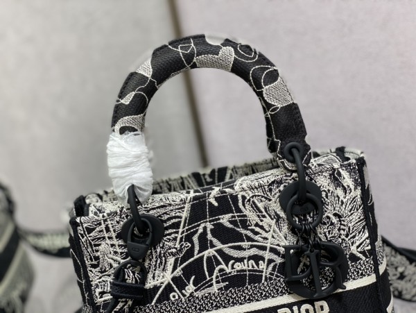 Handbag   Dior  size 24 cm