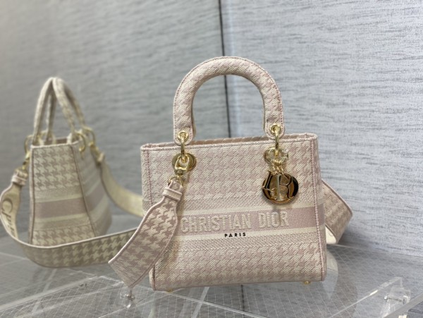  Handbag   Dior   size  24 cm