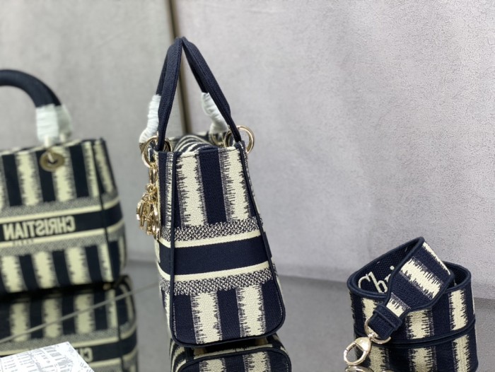 Handbag   Dior  size  24 cm