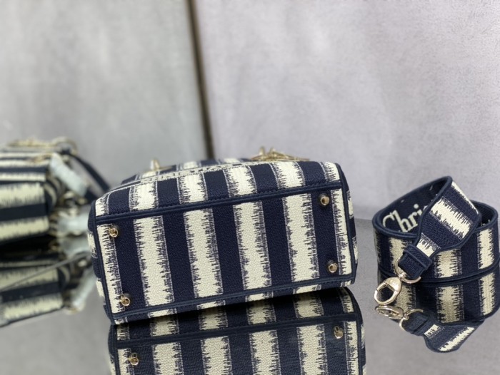 Handbag   Dior  size  24 cm