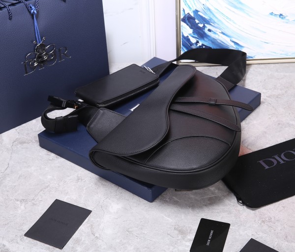  Handbag   Dior  size  34 x 25.5 x 5  cm