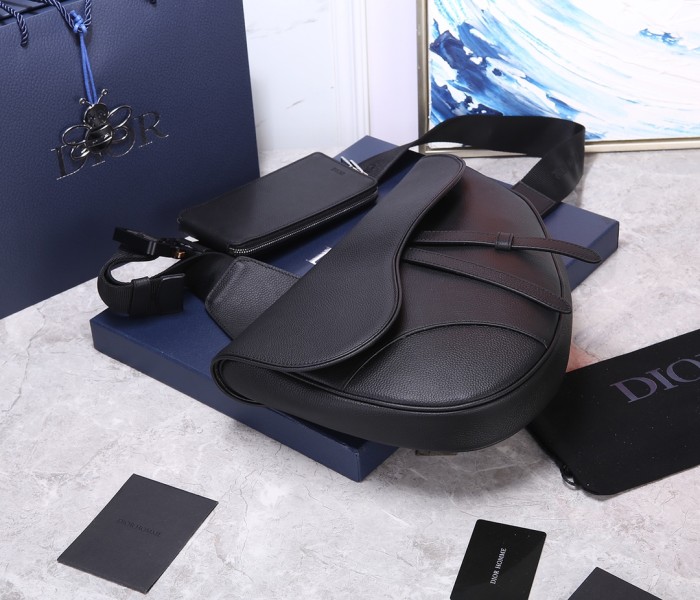  Handbag   Dior  size  34 x 25.5 x 5  cm