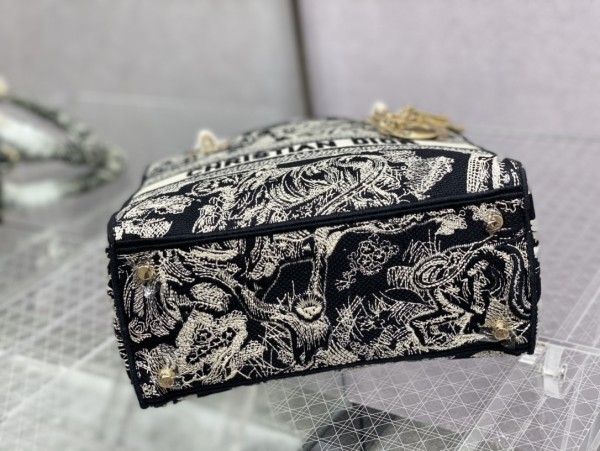 Handbag   Dior  size 24 cm