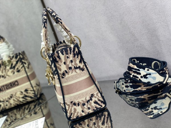 Handbag   Dior  size  24 cm