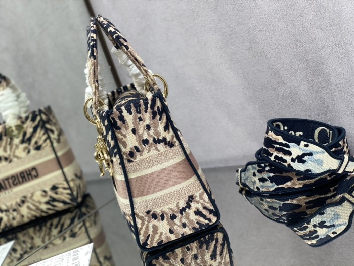 Handbag   Dior  size  24 cm