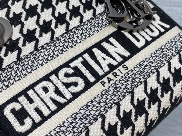 Handbag   Dior  size  𝟏𝟕 𝐜𝐦