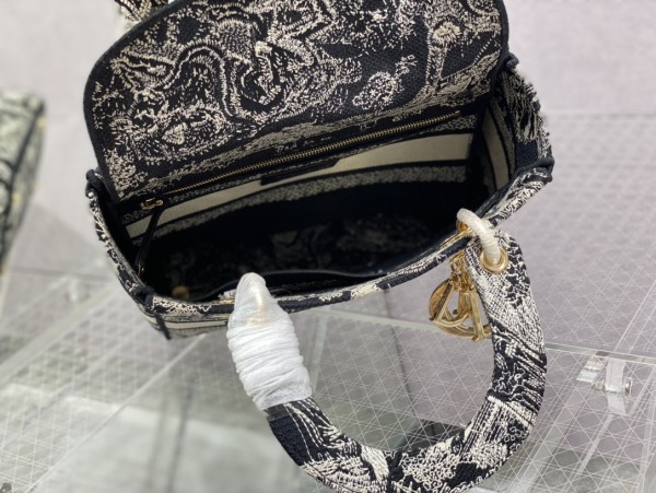 Handbag   Dior  size 24 cm