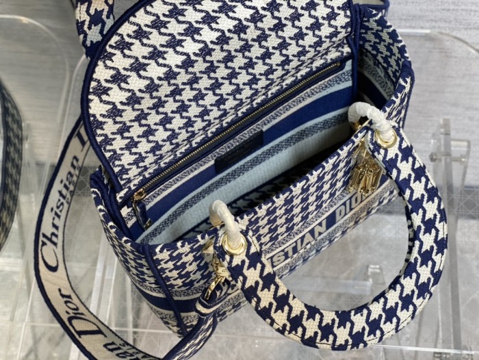  Handbag   Dior  size  24 cm