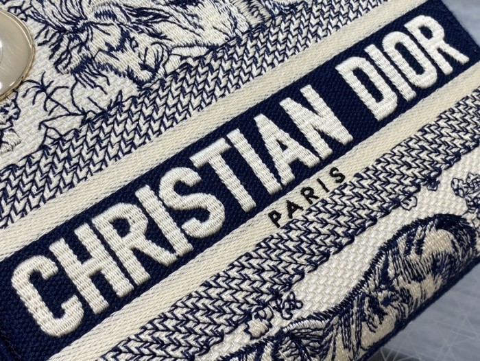 Handbag   Dior  size 𝟏𝟕 𝐜𝐦