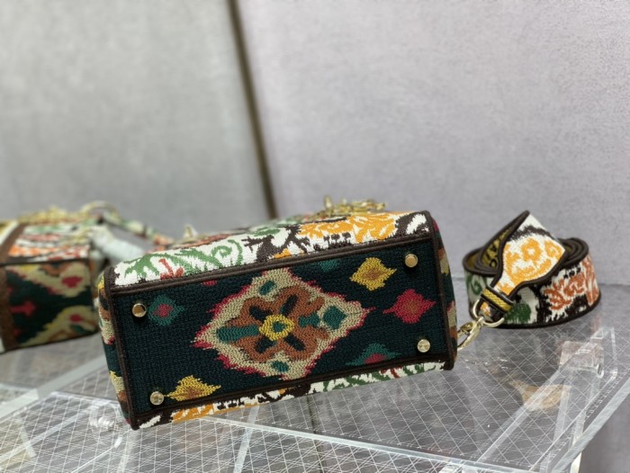 Handbag   Dior  size  24 cm