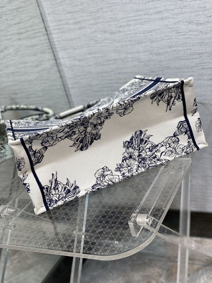  Handbag   Dior  size  42*18*35 cm