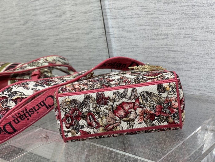  Handbag   Dior  size  24 cm