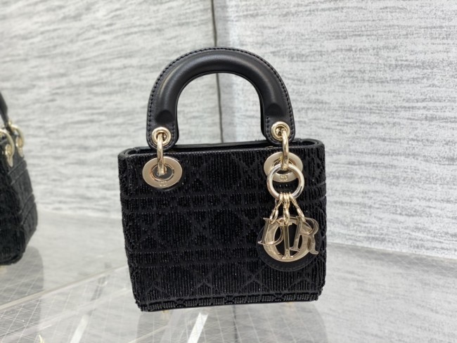 Handbag  Dior   size  12*10*5 cm