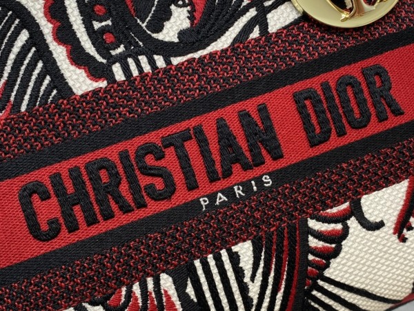  Handbag   Dior  size 24 cm