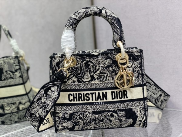 Handbag   Dior  size 24 cm