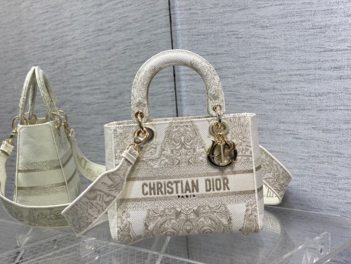  Handbag   Dior  size  24 cm