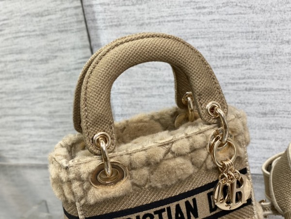 Handbag   Dior  size  17 cm