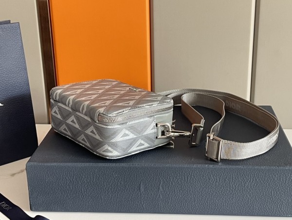  Handbag   Dior   93310  size  17×12.5×5  cm