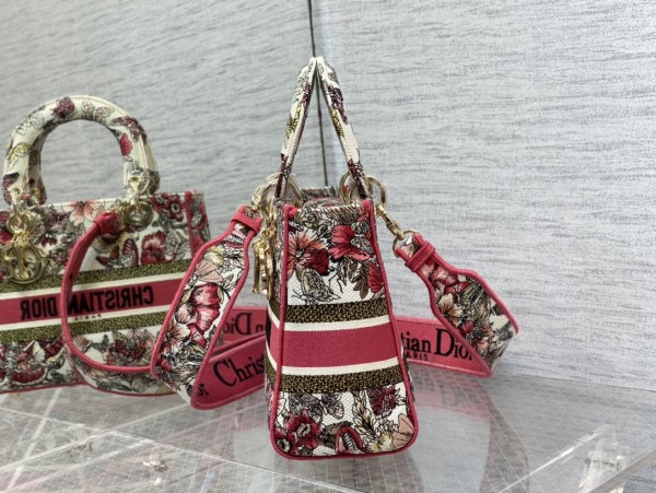  Handbag   Dior  size  24 cm