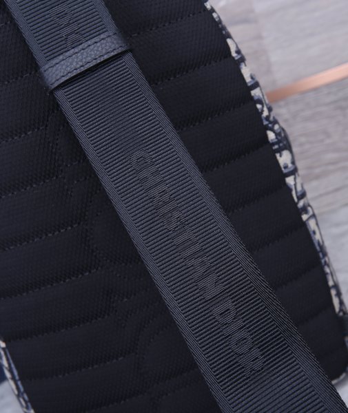  Handbag   Dior  size  21 x 32 x 10  cm