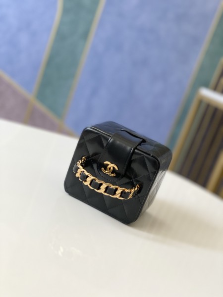 Handbag    Chanel  size  11*9.5*8.5 cm