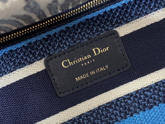 Handbag   Dior  size  24 cm