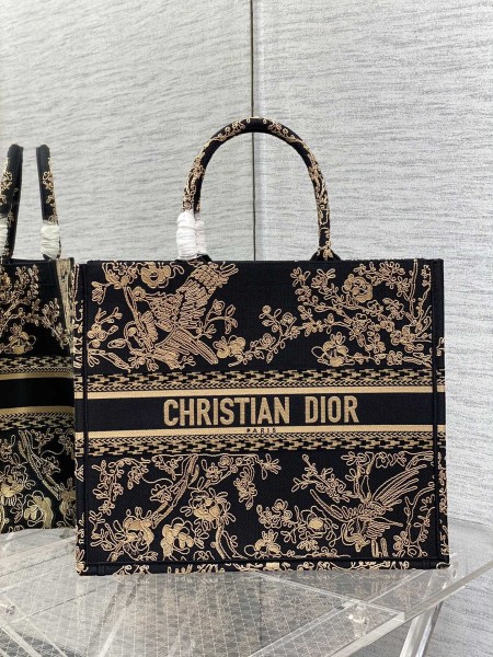  Handbag   Dior   size  42*18*35 cm