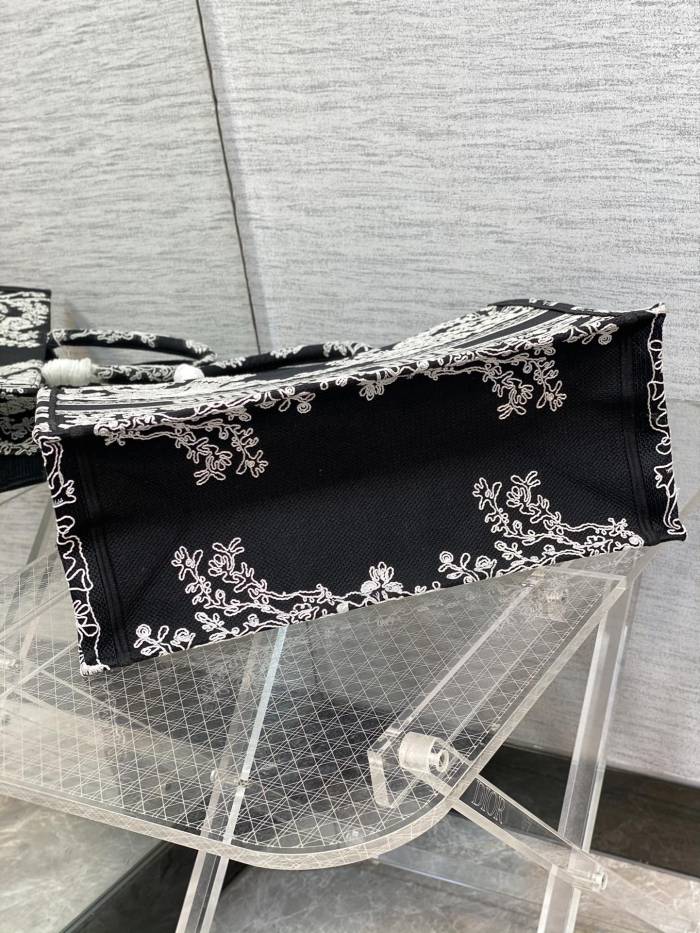  Handbag   Dior  size  42*18*35 cm