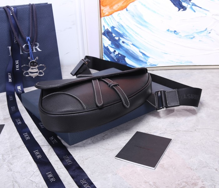  Handbag   Dior  size  26 x 19 x 4.5  cm