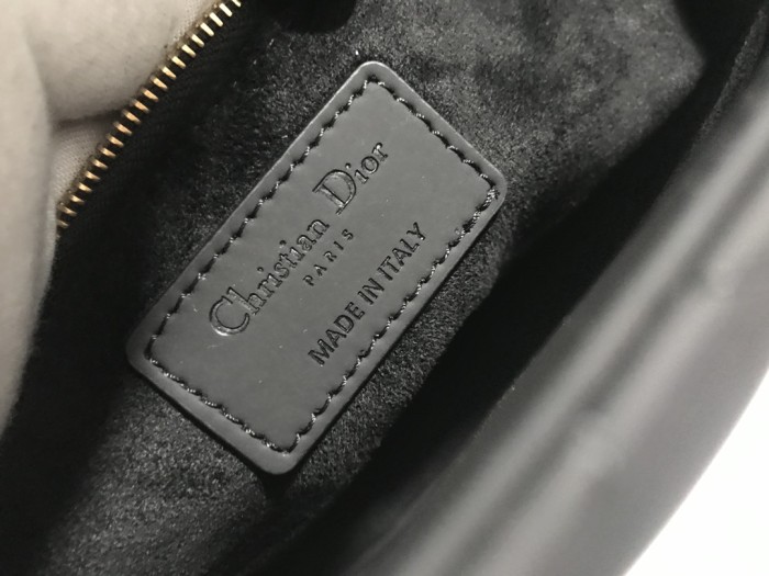 Handbag  Dior   M0565  size  24 x 20 x 11  cm