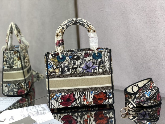 Handbag   Dior  size  24 cm