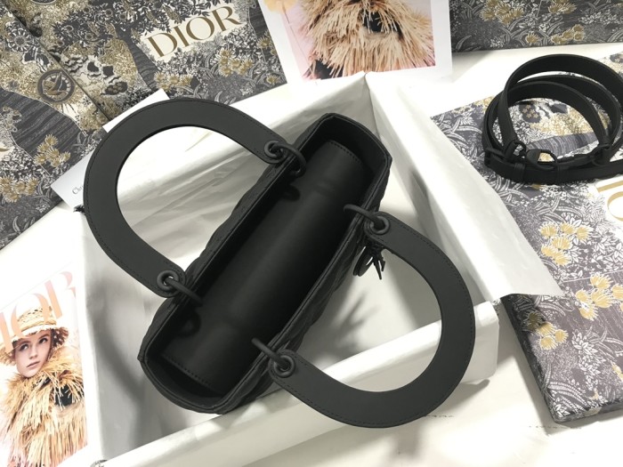 Handbag  Dior   M0565  size  24 x 20 x 11  cm