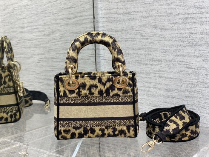 Handbag   Dior  size  𝟏𝟕 𝐜𝐦