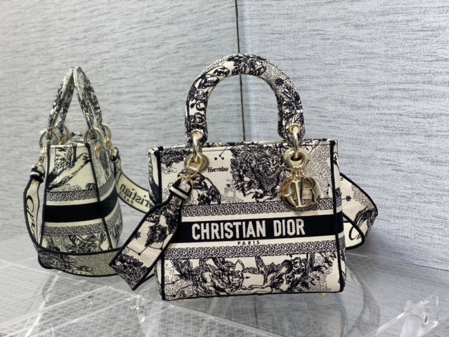  Handbag   Dior   size 24 cm