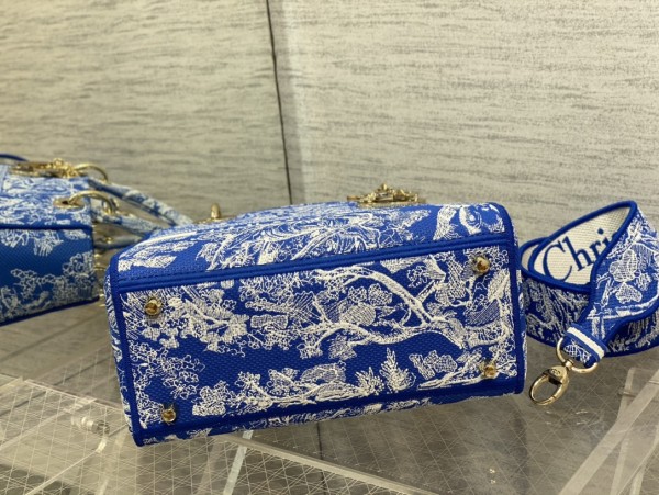  Handbag   Dior  size 24 cm