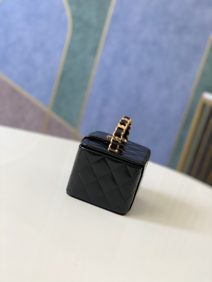 Handbag    Chanel  size  11*9.5*8.5 cm