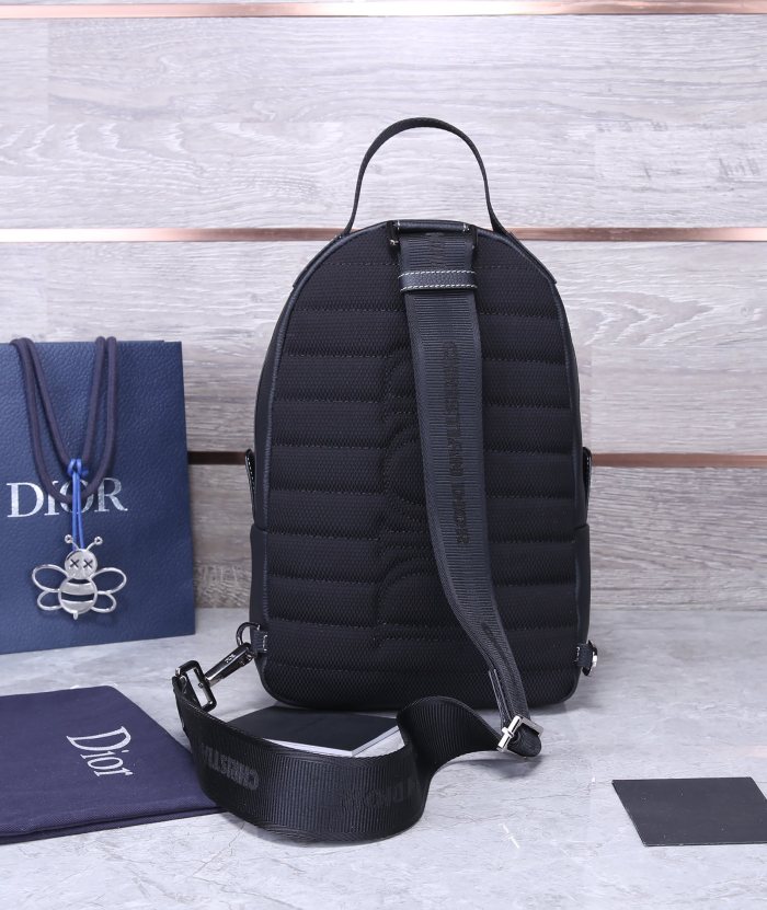  Handbag   Dior  size  21 x 32 x 10  cm