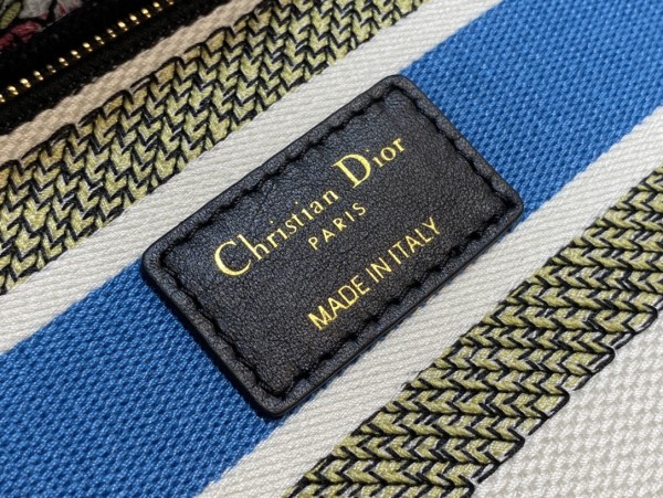  Handbag   Dior  size  24 cm