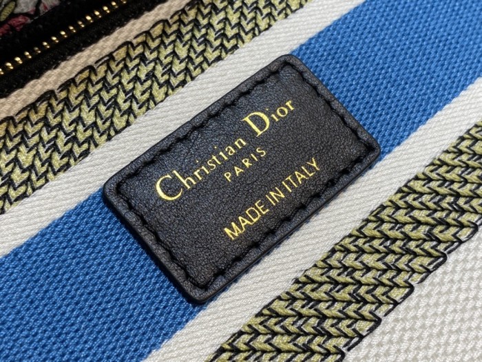  Handbag   Dior  size  24 cm