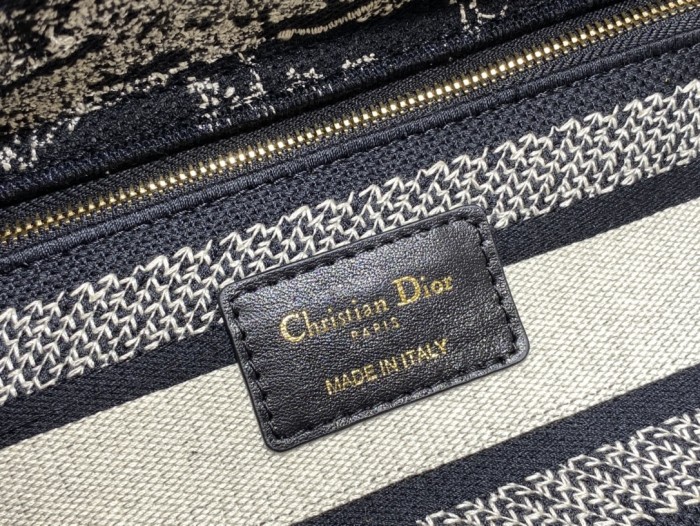 Handbag   Dior  size 24 cm