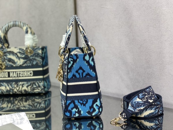 Handbag   Dior  size  24 cm