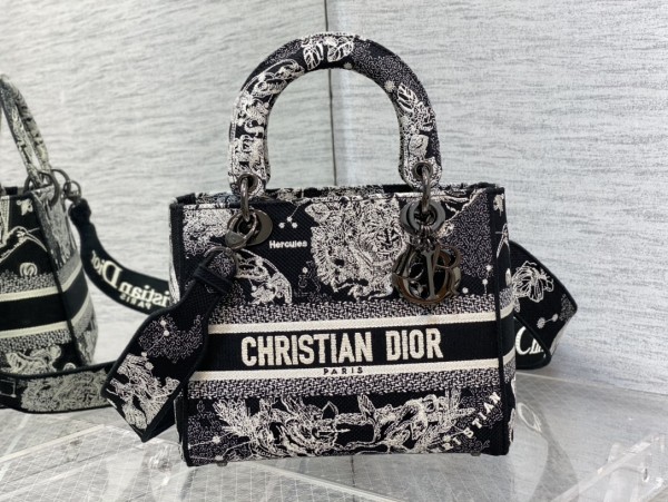  Handbag   Dior  size  24 cm