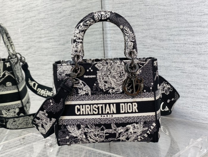  Handbag   Dior  size  24 cm