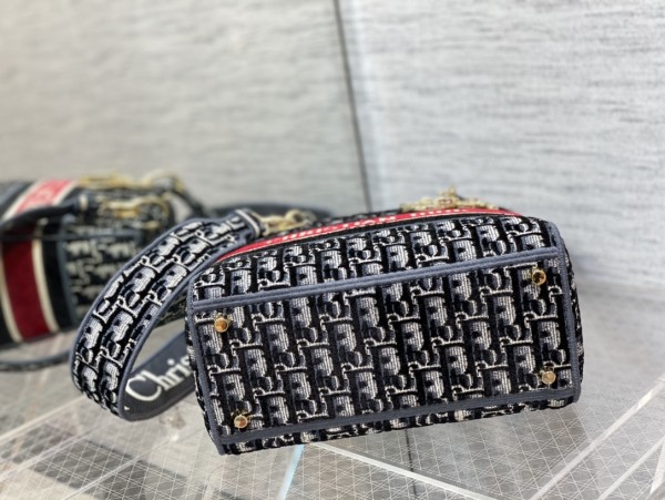  Handbag   Dior  size  24 cm