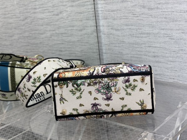  Handbag   Dior  size  24 cm