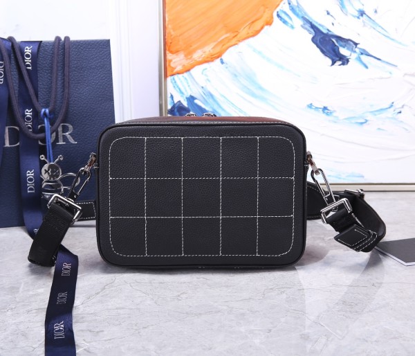  Handbag   Dior  size  22 x 15 x 6  cm