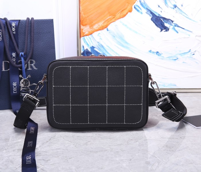  Handbag   Dior  size  22 x 15 x 6  cm